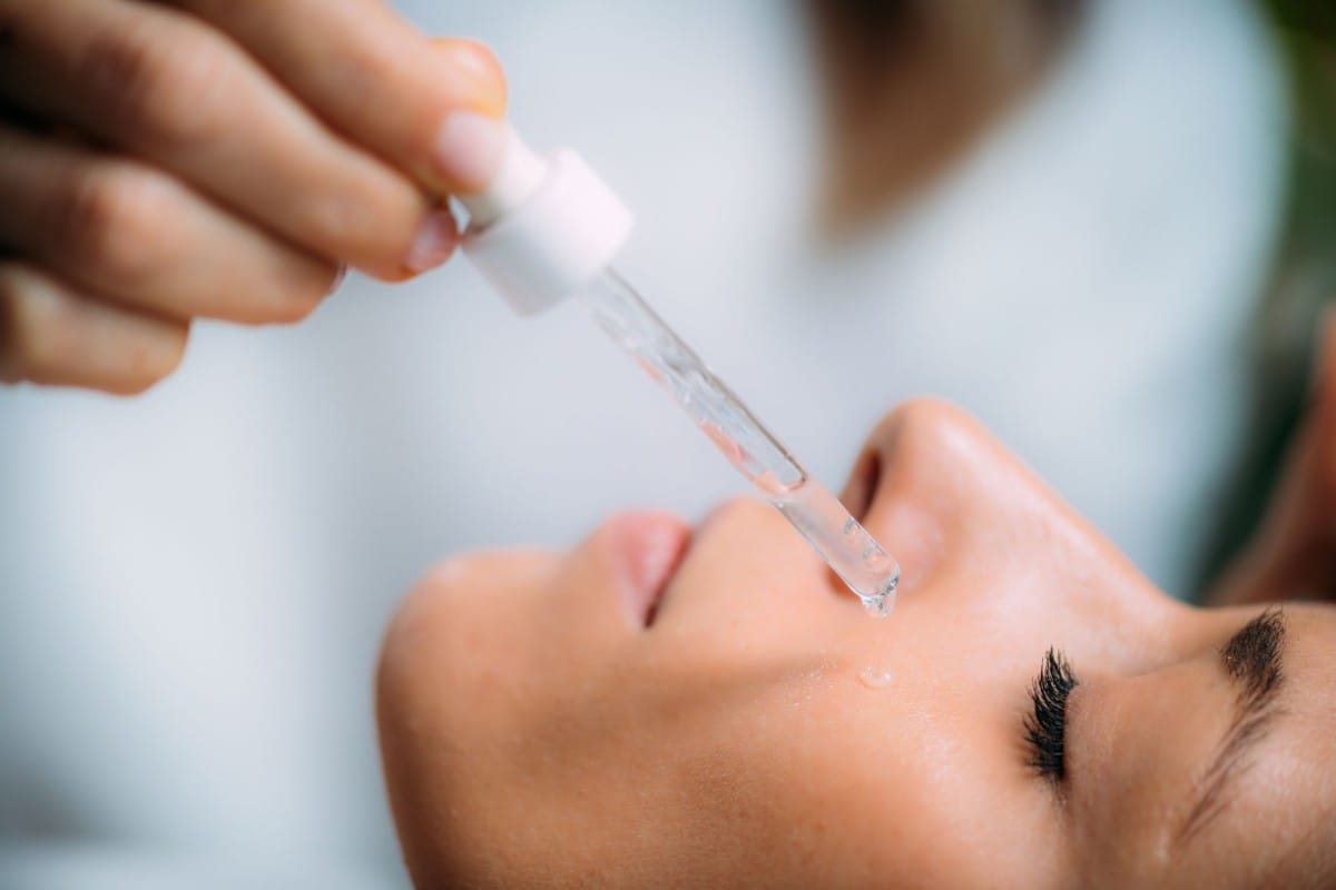 cosmetician applying hyaluronic acid serum on woma 2023 11 27 05 17 32 utc