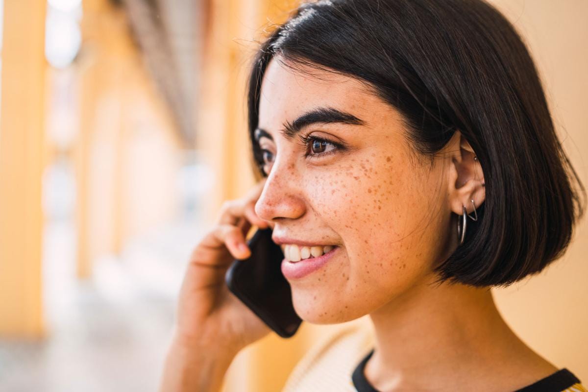 young latin woman talking on the phone 2023 11 27 05 15 55 utc