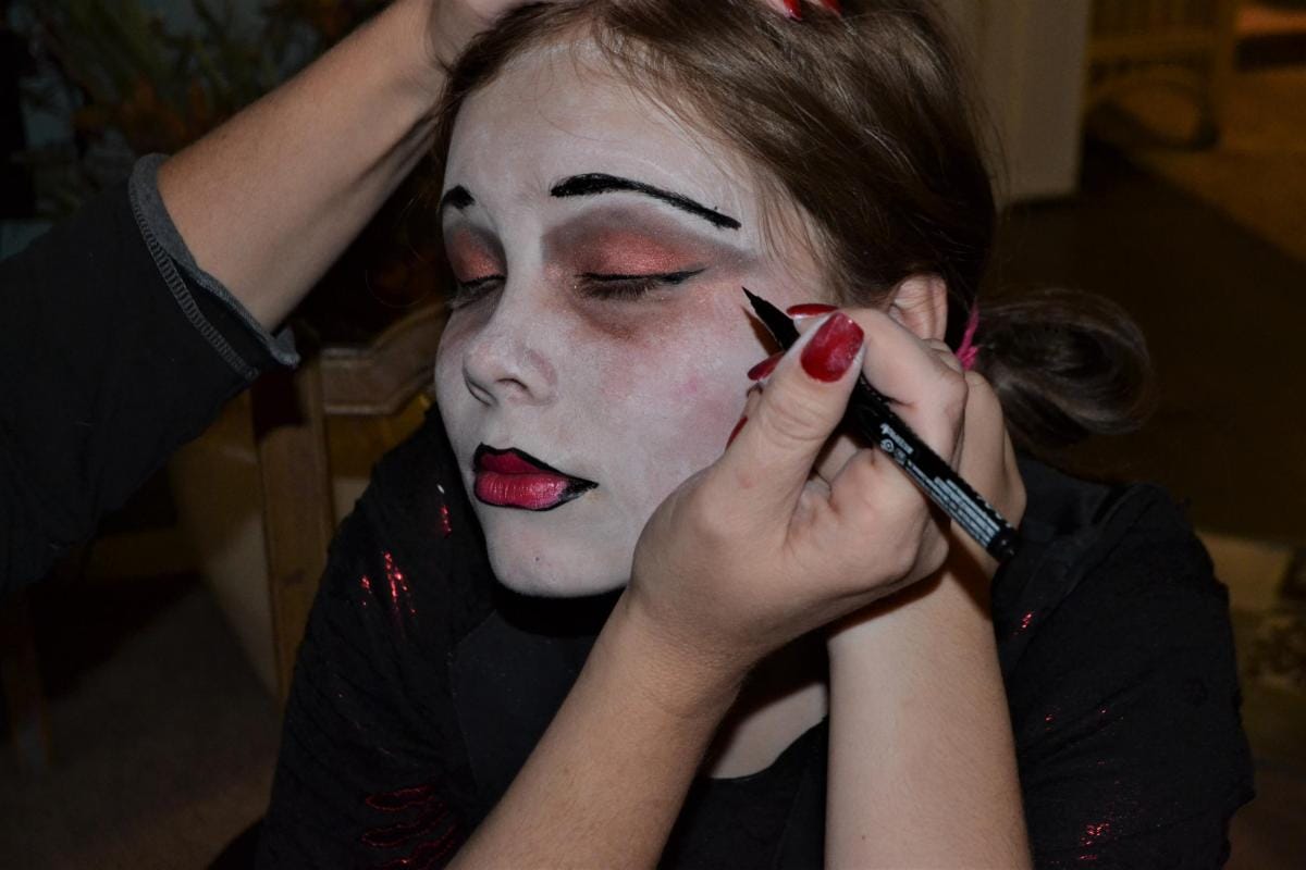 applying halloween makeup 2023 11 27 05 31 20 utc